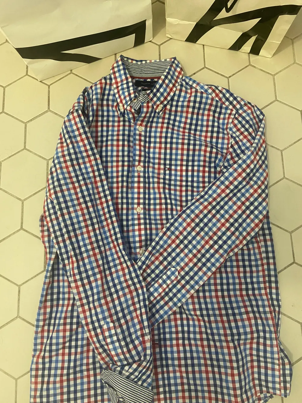 Hej, säljer nu min Tommy Hilfiger skjorta som aldrig kommit till användning. Skicket är 10/10 testat en gång men tyckt att den inte sitter bra på mig! Köpt i Frankrike i Tommy hilfigers egna affär, köptes för 1000 kr!. Skjortor.