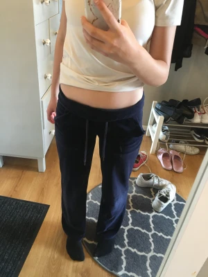 Snygga byxor - Dessa byxor kan både vara lågmidjade och högmidjade. De efterliknar juicy byxor. Fickor finns bak (kom privat för bilder). En knapp har lossnat därför är priset billigt! Vid intresse kontakta mig privat.