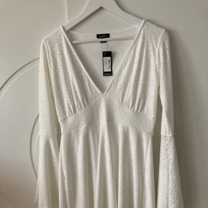 Vit sommarklänning  - Jättefin, oanvänd (lappen kvar) vit sommarklänning från Boohoo! Perfekt vid både festligare och vardagligare tillfällen. Säljer då den är lite för stor 🥰 Pris kan diskuteras! 