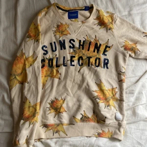 Blommig Sweatshirt - Sweatshirt i S från Scotch and Soda med coolt mönster