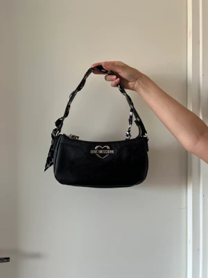 Äkta moschino väska  - Jättefin moschino väska i bra skick! Köpt på zalando. Orderbevis finnes! 