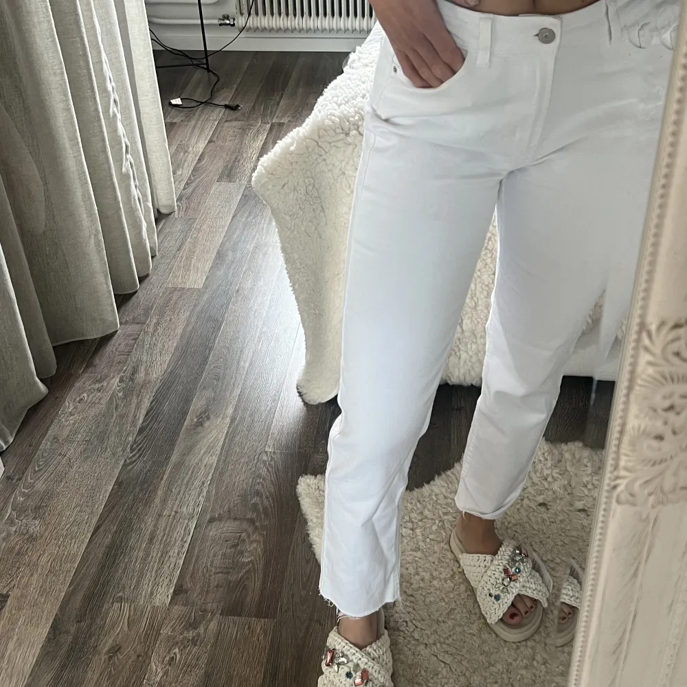 Vita jeans med ”avklippta” ben från only! Passar XS-S, sparsamt använda🤍. Jeans & Byxor.