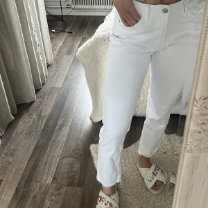 Vita jeans  - Vita jeans med ”avklippta” ben från only! Passar XS-S, sparsamt använda🤍