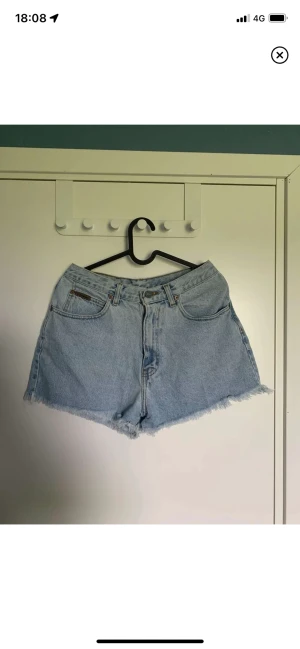 jeansshorts  - Säljer dessa shorts från Calvin Klein. Osäker på storlek men passar som M. 