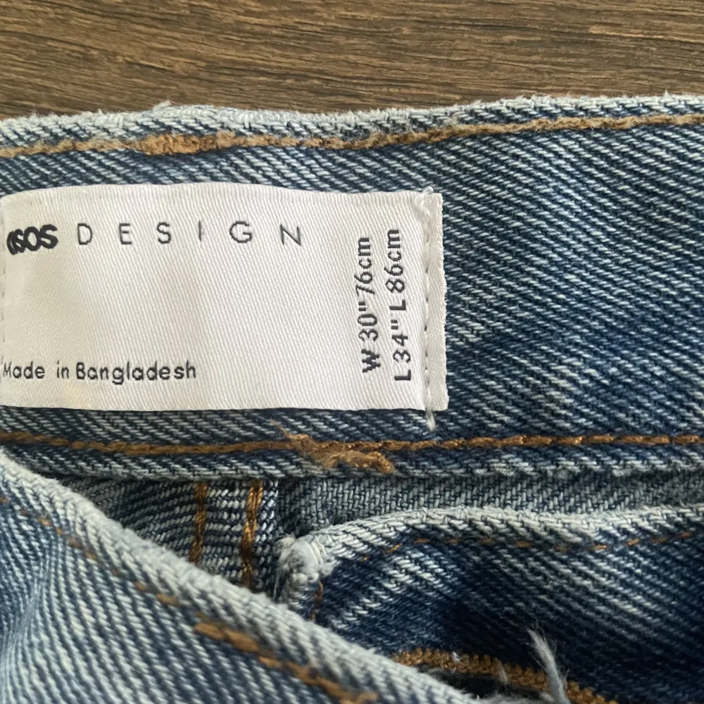 Jag säljer mina ljusblåa jeans med hål på höger ben och vänster ficka.  OBS, köpare står för frakt! . Jeans & Byxor.