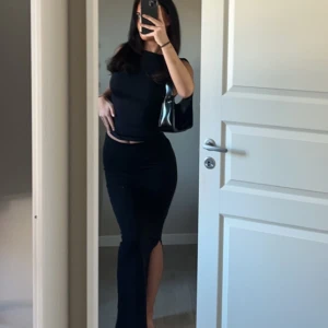 Långkjol med slits - Kommer tyvärr ej till användning då jag har 2. Går ha högmidjat och låg. Köparen står för frakten 