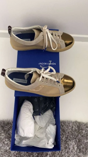 Jacob cohen skor - Säljer ett par sköna Cohen skor| Skick 10/10 oanvända| kvitto o dustbag finns kvar| Nypris: 4600| Hör av dig vid frågor eller funderingar|⭐️