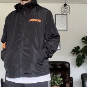 anti social social club jacka - OBS FAKE! det står storlek L men den är absolut en mindre M. kvalitén är reko trots fake. trycket i nyskick! hund finns i hemmet, tvättas innan utskick. pris + frakt