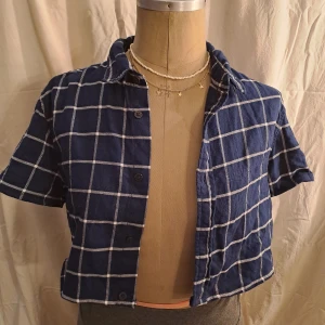 Skjorta  - Skjorta som jag croppat. Fint skick. Pris är diskuterbart vid snabb affär. 💖 Vid funderingar skicka gärna pm. 😊