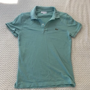 Lacoste pikétröja (mycket fint skick)  - Har bara använt denna pikétröja 2-3 gånger. 