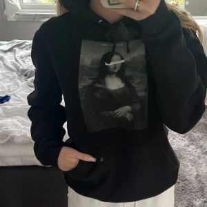Thecoolelephant hoodie   - Hoodie me Mona Lisa som motiv, jätteskön å bra kvalitet. Är i storlek M men sitter som en S 