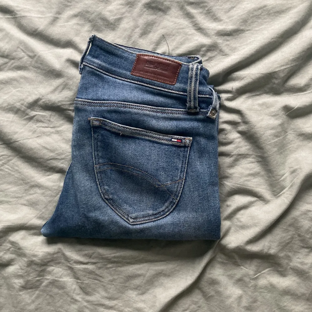 Ett par skinny Tommy hilfiger jeans. Det är egen gjord slits, så där av priset. Jag står inte för frakten. Hör av er för frågor eller fler bilder🤍. Jeans & Byxor.