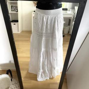 Jättefin somrig lång kjol som tyvärr inte kommer till användning. Använd en gång. Den är onesize, men passar många då den har stretch i midjan. Säljer för 400 kr 💕