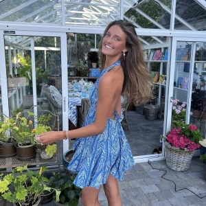 Slutsåld Zara Klänning - Säljer nu denna superfina Zara klänning som såldes förra sommaren! Den är helt oanvänd då jag köpte två stycken i olika storlekar och glömde lämna tillbaka den ena🫣 Den är i strl M och ordinarie pris är 399kr!🩵