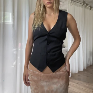 J. Lindberg kostymväst - Storlek S. Inga defekter. Färgen är svart.