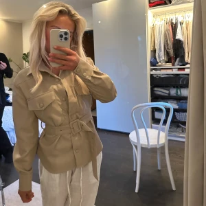 Beige skinnblus - Supersnygg skinnblus i toppskick!🩵🩵