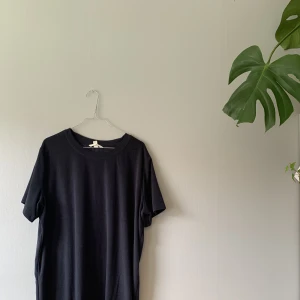 Oversized tshirt / klänning - Använt som klänning i en oversize storlek. Velour. Mörkblå.