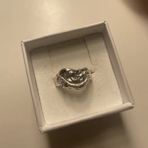 Pilgrim ring - Ring i silver från pilgrim, justerbar.