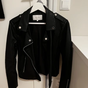 Skinnjacka - Säljer min skinnjacka från VILA Aldrig använd Nypris 600kr Den kommer aldrig till användning därför säljer jag Pris går att diskutera 