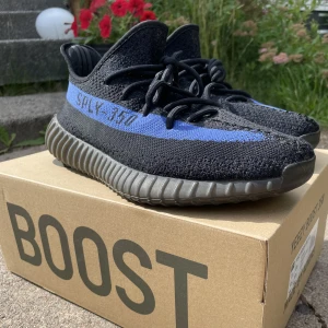 Adidas Yeezy Boost 350 V2 'Dazzling Blue' - Säljer mina sparsamt använda yeezy skor storlek 45 och 1/3.  Skorna är ganska små i storlek och kan passa stl 43 och 44.  Skorna är i väldigt bra skick och har inga defekter, original låda ingår. Mvh William 