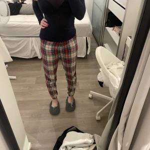 Pyjamasbyxor  - Läs bio! Rutiga pyjamasbyxor från Cubus❤️ OBS! defekter förekommer (se bild 2 & 3) där det spruckit i midjan/resåren och även ett litet hål på insida lår!❤️