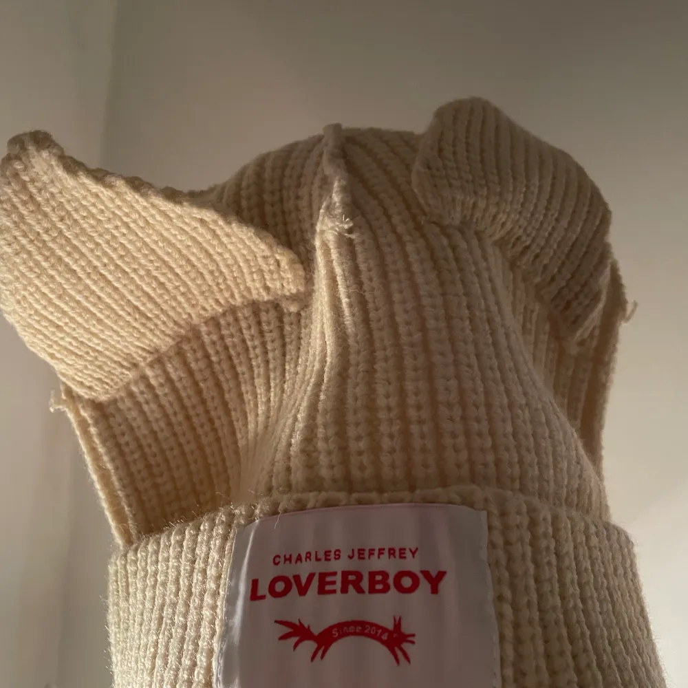 TRYCK EJ PÅ KÖP NU, tack! Ej äkta Loverboy! lite mer beige i färgen än den hyunjin har på sig.  Knappst använd. Skriv om du skulle behöva mer bilder osv o fråga på om frågor! :) Kommer i sin orginal förpackning. . Muu.