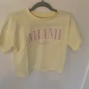 Säljer Miami tröja som du kan ta till Miami😜simpel tröja för alla 