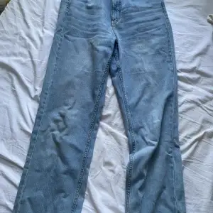 Superfina jeans med slits från Kappahl! Jeansen är nästan aldrig använda så dom är i väldigt bra skick!