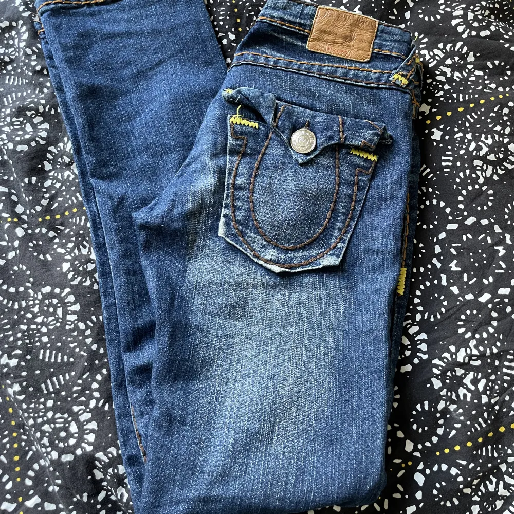 Mammas gamla true religion jeans som hon gav till mig men dem är lite förstora så där av säljer jag dem ❤️ Ny pris ca 1000-2000kr men pga att jeansen är lite slitna säljer jag dem för 500kr. Mått:  Innerbensläng = 77cm Midjemått = 72cm + stretch. Jeans & Byxor.