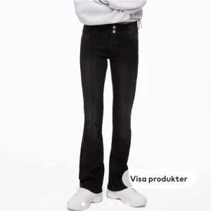 Svarta jeans - ❌Lånad bild, den 3 bilden❌ Ett par jätte fina jeans, dom är ifrån zalando. Säljer då dom är försmå för mig. Fint skick, dom har ass snygg detalj då dom har 2 knappar där fram.❤️