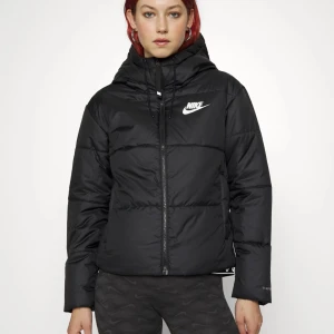 Nike jacka - Säljer denna vinterjacka, fast utan snören