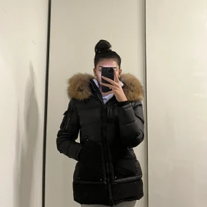 Vinterjacka - Säljer min vinterjacka som tyvärr inte kommer till användning då jag har en annan. Använd ett fåtal gånger, som i nyskick. Äkta päls som är avtagbar. Nypris 4500 köpt på Miinto.