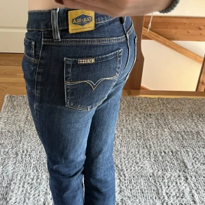 Lådmidjade jeans  - Säljer dom här skir snygga lågmidjade jeansen,jag är 171 och dom passar mig bra nästan lite långa!