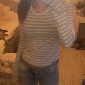 Blåvit randig top - Säljer denna fina topp från HM då den inte är min smak längre, använd x antalgånger men fortfarande i fint skick