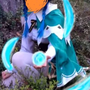 Genshin Impact Venti Cosplay - Säljer en Ventil Cosplay i vad vi tror är storlek S/M.   Det som inkluderas är själva dräkten, hatten och Anemo-Vision accessoaren.  EJ peruken, och Ej skorna på bilden.   Skickas i vadderat kuvert eller ev i kartong om så önskas. Skriv vid frågor. 