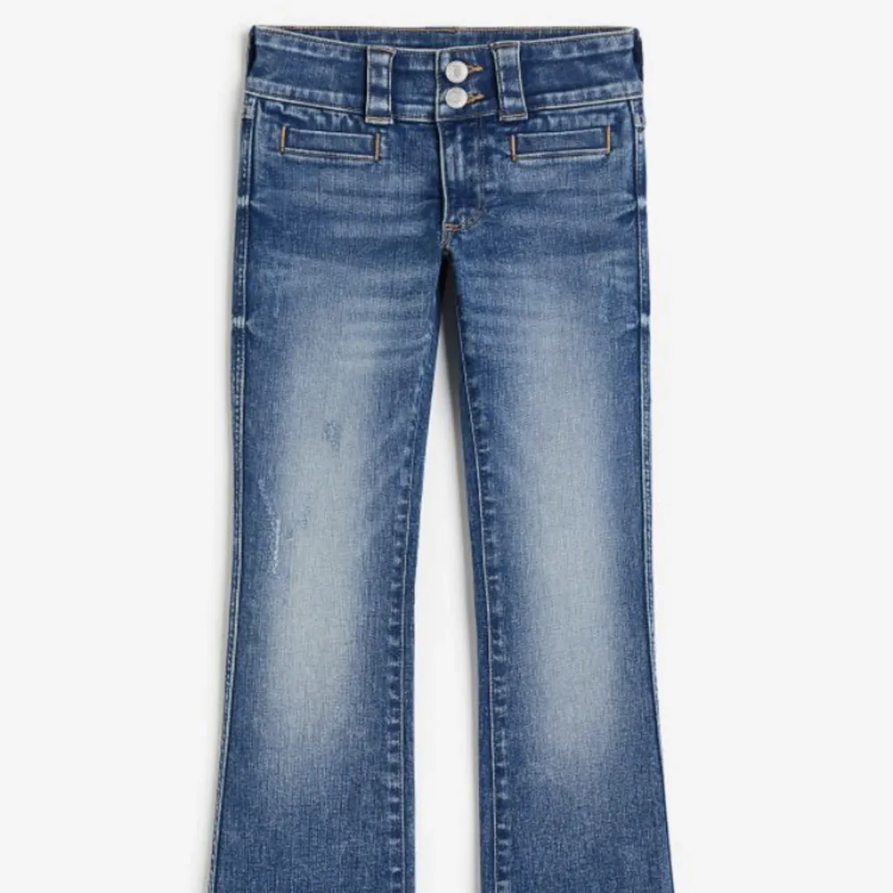 Ett par jeans från HM, i skostorlek 146. Använda max 10 gånger och tvätade.  Ordinarie pris 280kr. Jeans & Byxor.