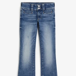Bootcut Low waisted Jeans  - Ett par jeans från HM, i skostorlek 146. Använda max 10 gånger och tvätade.  Ordinarie pris 280kr