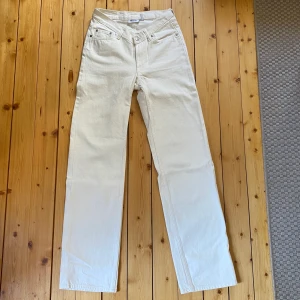 Jeans från weekday - Jättefina jeans från weekday. V-formad i midjan. Stl 25. 
