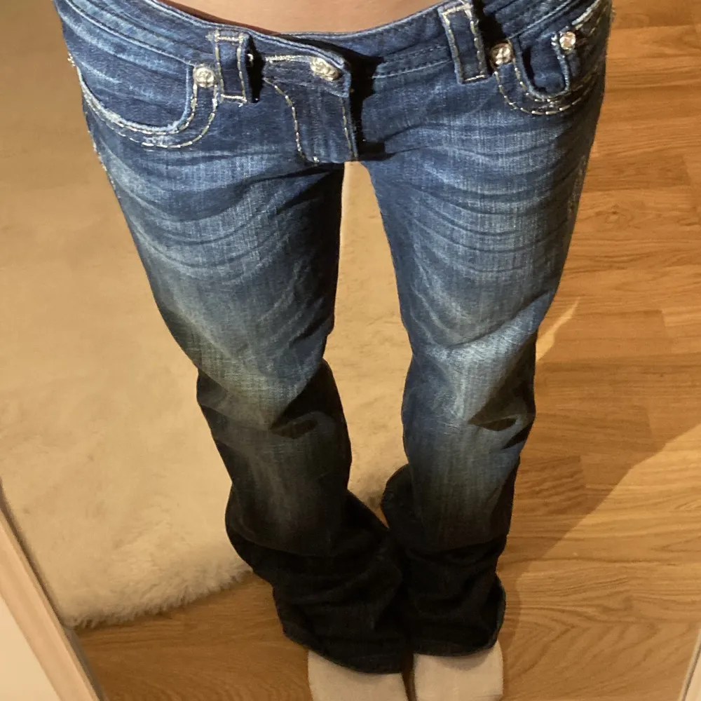 Snyggaste ”rhinestone” MissMe jeansen i bootcut modell som jag köpte på en vintage store i USA❤️‍🔥. Säljer för dom är för stora. *Finns två små defekter som syns på sista bilden.*   Midjemått: 39cm rakt över🧵 Innerbenslängd: 83cm🧵 Nypris: ca 1290kr💞 . Jeans & Byxor.