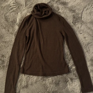 polo tröja från shein  - haft på mig den endast en gång säljer för 60 kr