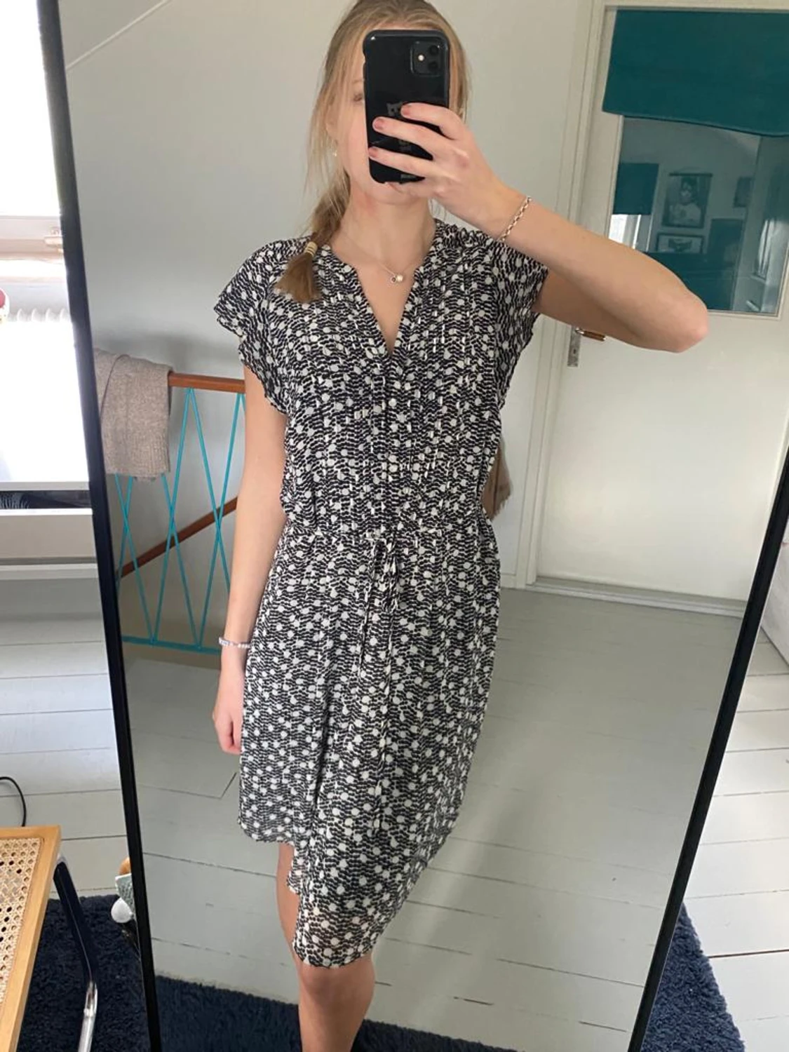 Svartvit klänning med holkärm