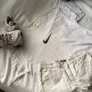 En superoversized boxning Nike Tshirt i MYCKET BRA SKICK. Färgen är vit med mindre missfärgningar som inte syns på håll. Går även att bleka/färga bort om man skulle vilja det☺️ Storleken är XXL.