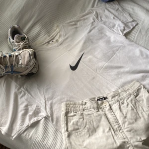 Nike Tshirt - En superoversized boxning Nike Tshirt i MYCKET BRA SKICK. Färgen är vit med mindre missfärgningar som inte syns på håll. Går även att bleka/färga bort om man skulle vilja det☺️ Storleken är XXL.