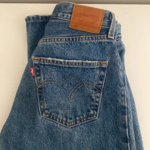 Levis jeans 501 - Nyskick levis jeans Storlek W24, L30 Nypris 1100kr  Kostnaden för frakten står ni för själv! 