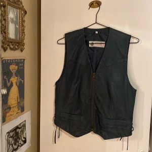 Blå läderväst  - Blå läderväst i toppskick. Fyndad på loppis. Bjuder på frakten vid snabb affär. 