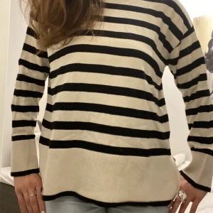 Stickad tröja  - Stickad tröja från indiska, super bekväm och knappt aldrig använd. 