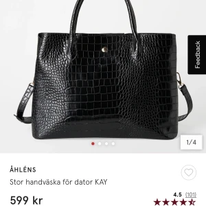 handväska  - ” Crocodile” Handväska från åhléns i 50% återanvändningsbart material!  den är superfin men får ingen användning av den längre ❣️ har ett mittenfack i för mindre grejer ex nessecär  brett: 37 cm, höjd: 28 cm & djup: 15,5 cm ❣️