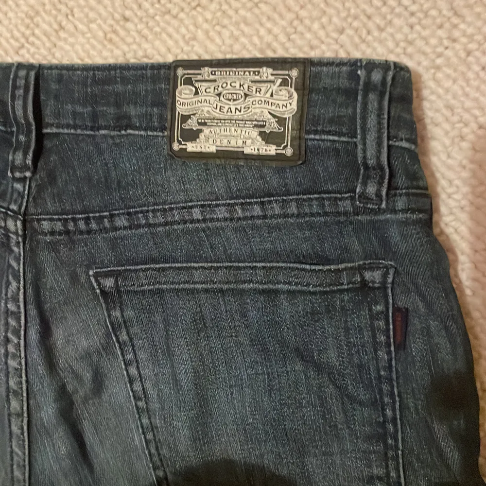 Snygga mörkblåa lågmidjade jeans från märket Crocker. Priset kan förhandlas. Midjemått: 37 cm  Innerbenslängd: 85 cm. Jeans & Byxor.