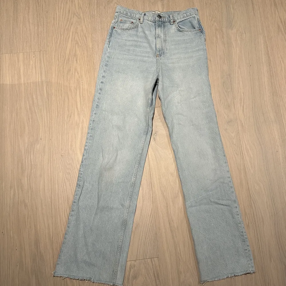 Ett par ljusblåa jeans från Gina tricot. Rak i modellen. Köpta för 599kr. Jeans & Byxor.