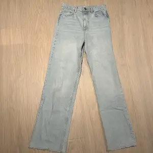 Ett par ljusblåa jeans från Gina tricot. Rak i modellen. Köpta för 599kr